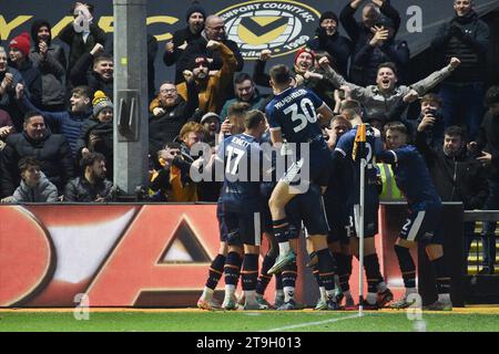 Newport, Royaume-Uni. 25 novembre 2023. Les supporters et les joueurs du comté de Newport célèbrent leur 2e but marqué par Shane McLoughlin du comté de Newport. EFL football League Two Match, Newport County contre Stockport County à Rodney Parade à Newport, pays de Galles le samedi 25 novembre 2023. Cette image ne peut être utilisée qu'à des fins éditoriales. À usage éditorial uniquement, photo de crédit : Andrew Orchard photographie sportive/Alamy Live News Banque D'Images