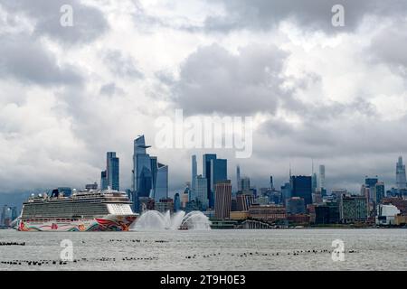 New York, USA - 11 juillet 2023 : bateau de croisière Norwegian Joy Sailing à côté de Manhattan à New York. Skyline de New York Manhattan croisière sur l'Hudson Banque D'Images