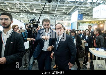 Paris, France. 21 novembre 2023. Michael Bunel/le Pictorium - exposition des maires 2023 - 21/11/2023 - France/Ile-de-France (région)/Paris - l'ancien président français François Hollande visite le salon des maires du parc des expositions de la porte de Versailles. 21 octobre 2023. Crédit : LE PICTORIUM/Alamy Live News Banque D'Images