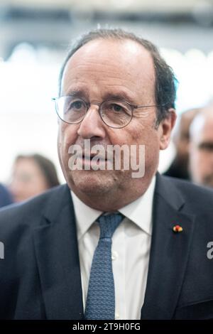 Paris, France. 21 novembre 2023. Michael Bunel/le Pictorium - exposition des maires 2023 - 21/11/2023 - France/Ile-de-France (région)/Paris - Portrait rapproché de l'ancien président français François Hollande en visite au salon des maires du parc des expositions de la porte de Versailles. 21 octobre 2023. Crédit : LE PICTORIUM/Alamy Live News Banque D'Images