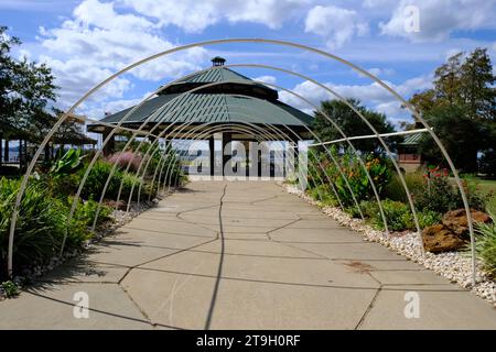 Il s'agit d'un pavillon de jardin paysager dans le parc Cypress Bend. Il est situé dans beaucoup, Louisiane. Banque D'Images