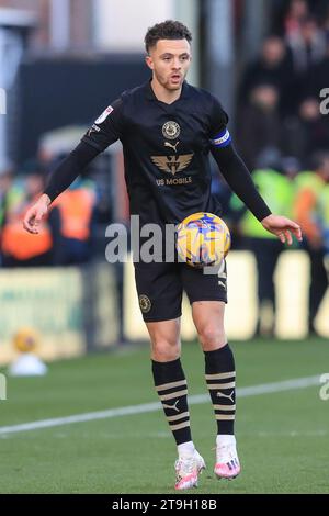 Lincoln, Royaume-Uni. 25 novembre 2023. Jordan Williams #2 de Barnsley contrôle le ballon lors du match de Sky Bet League 1 Lincoln City vs Barnsley au Gelder Group Sincil Bank Stadium, Lincoln, Royaume-Uni, le 25 novembre 2023 (photo par Alfie Cosgrove/News Images) à Lincoln, Royaume-Uni le 11/25/2023. (Photo Alfie Cosgrove/News Images/Sipa USA) crédit : SIPA USA/Alamy Live News Banque D'Images