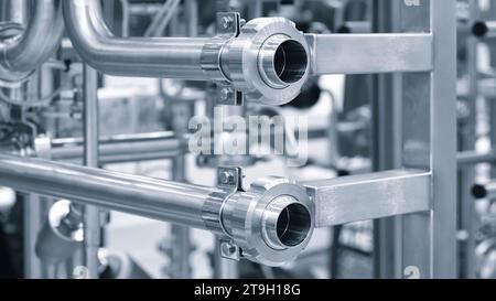 Tuyaux en acier inoxydable dans l'usine industrielle alimentaire ou pharmaceutique ou chimique, fond de concept industriel Banque D'Images