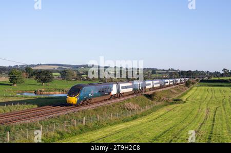 Avanti West Coast Class 390 Pendolino train passant dans la campagne à Plumpton (au nord de Penrith) sur la ligne principale de la côte ouest en Cumbria Banque D'Images
