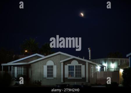 Éclipse lunaire, la totalité se termine. Les avions survolent un quartier inconnu et traversent le chemin d'une éclipse de lune de sang le 16 mai 2022. Banque D'Images