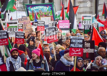 Londres, Royaume-Uni. 25 novembre 2023. Des milliers de personnes ont de nouveau défilé dans le centre de Londres en solidarité avec la Palestine alors que la guerre entre Israël et le Hamas se poursuit. Crédit : Vuk Valcic/Alamy Live News Banque D'Images