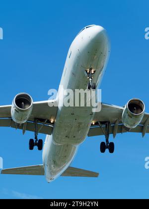Train d'atterrissage d'un avion à réaction de passagers à l'approche de l'atterrissage. Montréal, Québec, Canada Banque D'Images
