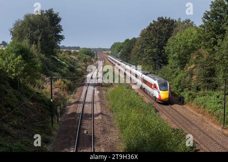 Train Azuma de classe 801 sur la ligne principale électrifiée de la côte est passant par Fitzwilliam, Yorkshire Banque D'Images