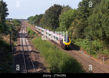 Arriva CrossCountry trains classe 221 diesel voyager train 221123 passant Fitzwilliam, Yorkshire, Royaume-Uni Banque D'Images