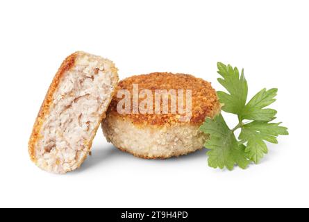 Côtelettes de viande savoureuses avec du persil sur fond blanc Banque D'Images