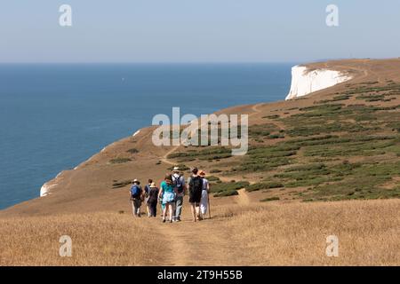 Randonneurs marchant le long de Tennyson sur l'île de Wight Banque D'Images