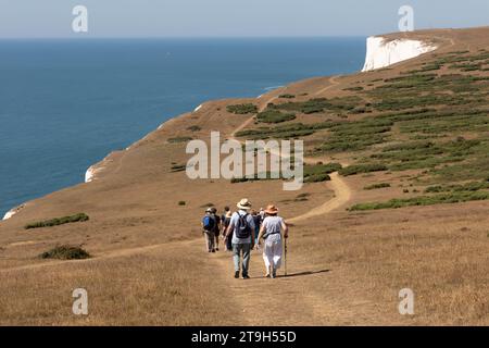 Randonneurs marchant le long de Tennyson sur l'île de Wight Banque D'Images