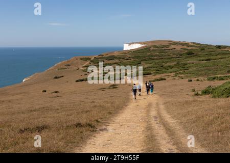 Randonneurs marchant le long de Tennyson sur l'île de Wight Banque D'Images