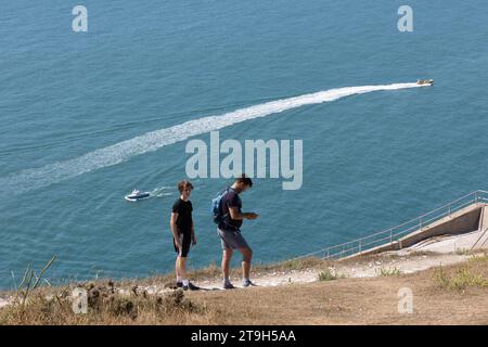 Randonneurs sur Tennyson sur l'île de Wight, Angleterre Banque D'Images