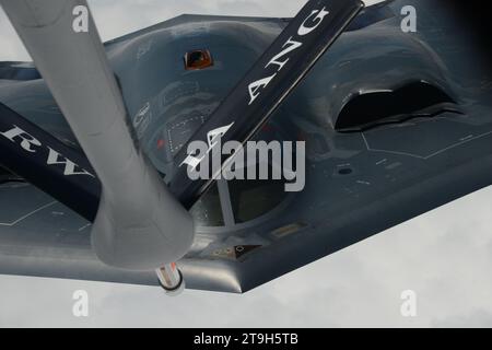 Missouri Sud-Ouest, États-Unis. 29 août 2018. Un B-2 Spirit Stealth Bomber de l'US Air Force avec la 509th Bomb Wing, approche un avion KC-135 Stratotanker pour faire le plein lors d'opérations de routine, le 29 août 2018 au-dessus du Missouri, aux États-Unis. Crédit : SSgt. Vincent de Groot/États-Unis Air Force photo/Alamy Live News Banque D'Images