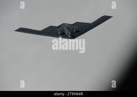 Missouri Sud-Ouest, États-Unis. 29 août 2018. Un B-2 Spirit Stealth Bomber de l'US Air Force avec la 509th Bomb Wing, approche un avion KC-135 Stratotanker pour faire le plein lors d'opérations de routine, le 29 août 2018 au-dessus du Missouri, aux États-Unis. Crédit : SSgt. Vincent de Groot/États-Unis Air Force photo/Alamy Live News Banque D'Images