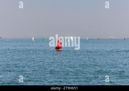 Bateaux à voile participant à une régate sur le Solent dans le Hampshire, Royaume-Uni Banque D'Images