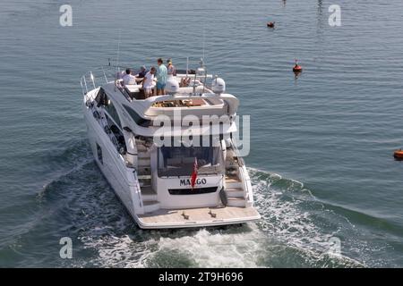 Bateau de croisière à cabine de luxe sur le Solent près de Lymington dans le Hampshire Banque D'Images