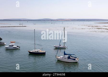 Bateaux à voile amarrés sur le Solent près de Lymington dans le Hampshire Banque D'Images