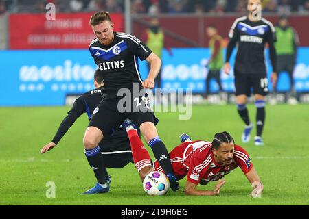 Emmanuel Iyoha (Fortuna Duesseldorf) est fauché par Tobias Mohr (FC Schalke 04) Duesseldorf, Allemagne, 25.11.2023. Fortuna Duesseldorf vs FC Schalke 04, football, 2. Bundesliga, 14. Journée, saison 2023/2024. LES RÈGLEMENTS DU LDF INTERDISENT TOUTE UTILISATION DE PHOTOGRAPHIES COMME SÉQUENCES D'IMAGES ET/OU QUASI-VIDÉO. Crédit : newsNRW / Alamy Live News Banque D'Images