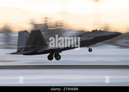 Anchorage, États-Unis. 21 novembre 2023. Un chasseur F-22 Raptor de l'US Air Force affecté à la 3rd Wing effectue des opérations aériennes au large d'un champ couvert de neige à la base conjointe Elmendorf-Richardson, le 21 novembre 2023 à Anchorage, en Alaska. Crédit : Alejandro Pena/Planetpix/Alamy Live News Banque D'Images