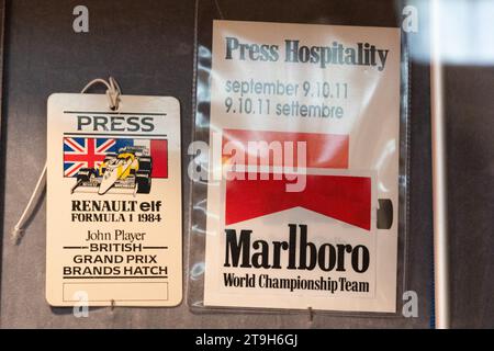 Laissez-passer presse pour le Grand Prix de F1 britannique Renault Elf 1984 chez Brands Hatch & Marlboro Team Hospitality Pass Banque D'Images