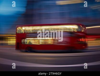 Bus à impériale rouge se précipitant le long de Strand à Londres Banque D'Images