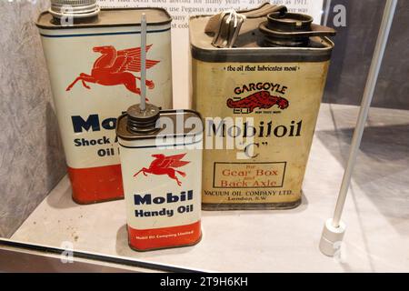 Boîtes de lubrifiant Mobil Oil exposées au musée Brooklands, Weybridge, Surrey, Royaume-Uni Banque D'Images