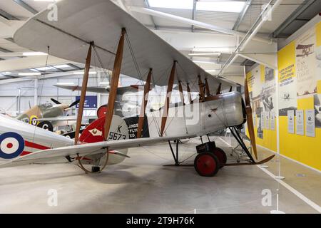 Réplique biplan Avro 504k 1913 au Brooklands Museum, Weybridge, Surrey, Royaume-Uni Banque D'Images