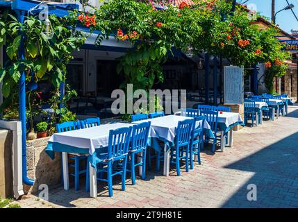 Taverne grecque traditionnelle par une journée ensoleillée, en Grèce Banque D'Images