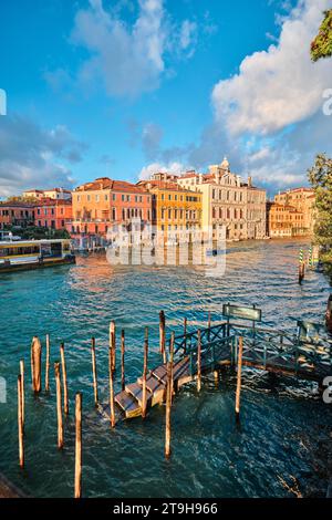 Venise, Italie - novembre 9 2023 : paysage urbain et Grand Canal de Venise, architecture colorée et ancienne de la ville Banque D'Images
