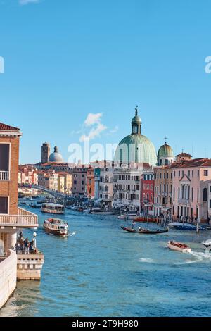 Venise, Italie - novembre 9 2023 : Canal Grande et l'église de San Simeone Piccolo Banque D'Images