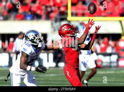 Louisville, États-Unis. 25 novembre 2023. Kevin Coleman (3 ans), receveur des cartes de Louisville, fait la capture sous la pression des Wildcats du Kentucky Andre Phillips (23 ans) lors de la première moitié du match au L&N Stadium le samedi 25 novembre 2023 à Louisville. Kentucky. Photo de John Sommers II/UPI crédit : UPI/Alamy Live News Banque D'Images