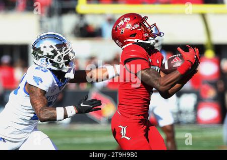 Louisville, États-Unis. 25 novembre 2023. Kevin Coleman (3 ans), receveur des cartes de Louisville, fait la capture sous la pression des Wildcats du Kentucky Andre Phillips (23 ans) lors de la première moitié du match au L&N Stadium le samedi 25 novembre 2023 à Louisville. Kentucky. Photo de John Sommers II/UPI crédit : UPI/Alamy Live News Banque D'Images