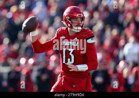 Louisville, États-Unis. 25 novembre 2023. Jack Plummer (13), le quarterback des Cardinals de Louisville, lance le football sous la pression des Wildcats du Kentucky lors de la première moitié du match au L&N Stadium le samedi 25 novembre 2023 à Louisville. Kentucky. Photo de John Sommers II/UPI crédit : UPI/Alamy Live News Banque D'Images