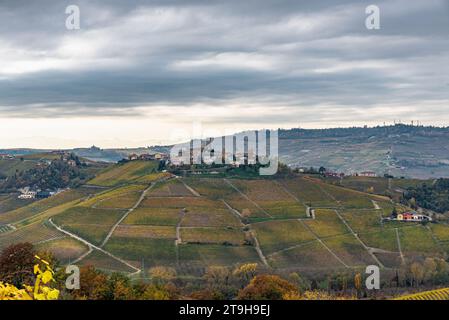 Les collines des Langhe, un paysage viticole à couper le souffle, sont un site du patrimoine mondial de l'UNESCO depuis des années Banque D'Images