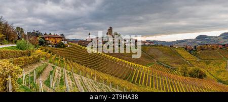 Les collines des Langhe, un paysage viticole à couper le souffle, sont un site du patrimoine mondial de l'UNESCO depuis des années Banque D'Images