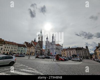 Klatovy, république tchèque-septembre 23 2023 : Tour noire et église de l'Immaculée conception de la Vierge Marie à Klatovy, place principale de la vieille ville avec fontaine Banque D'Images