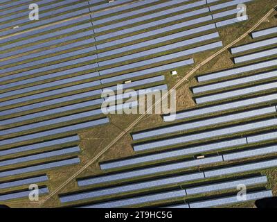 Photo aérienne d'une centrale solaire. De nombreux panneaux d'énergie solaire dans la campagne d'en haut. Centrale photovoltaïque près de Prague, république tchèque, Europe Banque D'Images