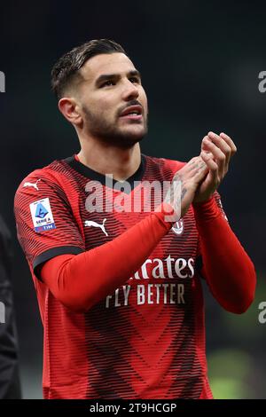 Milan, Italie. 25 novembre 2023. Theo Hernandez de l'AC Milan célèbre à la fin de la Serie A match entre l'AC Milan et ACF Fiorentina au Stadio Giuseppe Meazza le 25 novembre 2023 à Milan, Italie . Crédit : Marco Canoniero/Alamy Live News Banque D'Images