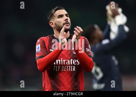 Milan, Italie. 25 novembre 2023. Theo Hernandez de l'AC Milan célèbre à la fin de la Serie A match entre l'AC Milan et ACF Fiorentina au Stadio Giuseppe Meazza le 25 novembre 2023 à Milan, Italie . Crédit : Marco Canoniero/Alamy Live News Banque D'Images