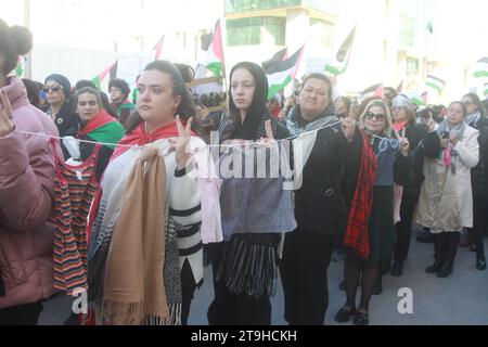 Une MARCHE SILENCIEUSE DES FEMMES DE TUNISIE AUX FEMMES DE PALESTINE - mettez votre cœur sur mon cœur, yammah - Samedi 25 novembre 2023, - lieu des droits de l'homme, situé Avenue Mohamed V à Tunis, en direction du Théâtre Municipal. Organisée par des femmes déterminées, cette marche vise à établir un pont émotionnel entre les femmes de Tunisie et celles de Palestine. Sous le slogan « mettez votre cœur sur mon cœur, yammah », cette approche est une expression de soutien aux femmes palestiniennes qui font face à des défis insurmontables.photo Wassime Mahjoub. Tunis, Tunisie : une marche silencieuse et unie pour les femmes de Pa Banque D'Images