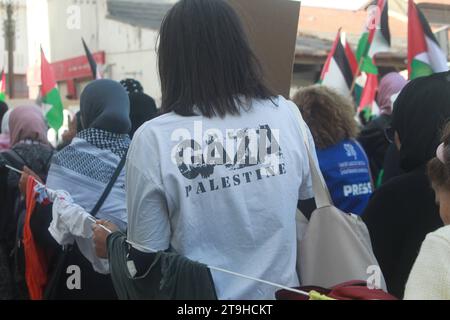 Une MARCHE SILENCIEUSE DES FEMMES DE TUNISIE AUX FEMMES DE PALESTINE - mettez votre cœur sur mon cœur, yammah - Samedi 25 novembre 2023, - lieu des droits de l'homme, situé Avenue Mohamed V à Tunis, en direction du Théâtre Municipal. Organisée par des femmes déterminées, cette marche vise à établir un pont émotionnel entre les femmes de Tunisie et celles de Palestine. Sous le slogan « mettez votre cœur sur mon cœur, yammah », cette approche est une expression de soutien aux femmes palestiniennes qui font face à des défis insurmontables.photo Wassime Mahjoub. Tunis, Tunisie : une marche silencieuse et unie pour les femmes de Pa Banque D'Images