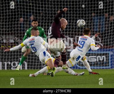 Edimbourg, Royaume-Uni. 25 novembre 2023. Scottish Premiership - Heart of Midlothian FC v St Johnstone FC 25/11/2023 Heartss' Irish International, Liam Boyce, se rapproche alors que les cœurs affrontent St Johnstone dans le Scottish Premiership au Tynecastle Stadium, Édimbourg, Royaume-Uni crédit : Ian Jacobs/Alamy Live News Banque D'Images