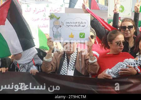 Une MARCHE SILENCIEUSE DES FEMMES DE TUNISIE AUX FEMMES DE PALESTINE - mettez votre cœur sur mon cœur, yammah - Samedi 25 novembre 2023, - lieu des droits de l'homme, situé Avenue Mohamed V à Tunis, en direction du Théâtre Municipal. Organisée par des femmes déterminées, cette marche vise à établir un pont émotionnel entre les femmes de Tunisie et celles de Palestine. Sous le slogan « mettez votre cœur sur mon cœur, yammah », cette approche est une expression de soutien aux femmes palestiniennes qui font face à des défis insurmontables.photo Wassime Mahjoub. Tunis, Tunisie : une marche silencieuse et unie pour les femmes de Pa Banque D'Images