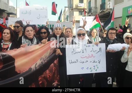 Une MARCHE SILENCIEUSE DES FEMMES DE TUNISIE AUX FEMMES DE PALESTINE - mettez votre cœur sur mon cœur, yammah - Samedi 25 novembre 2023, - lieu des droits de l'homme, situé Avenue Mohamed V à Tunis, en direction du Théâtre Municipal. Organisée par des femmes déterminées, cette marche vise à établir un pont émotionnel entre les femmes de Tunisie et celles de Palestine. Sous le slogan « mettez votre cœur sur mon cœur, yammah », cette approche est une expression de soutien aux femmes palestiniennes qui font face à des défis insurmontables.photo Wassime Mahjoub. Tunis, Tunisie : une marche silencieuse et unie pour les femmes de Pa Banque D'Images