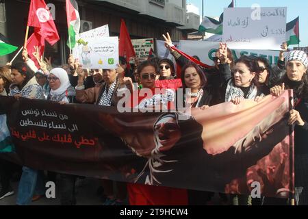 Une MARCHE SILENCIEUSE DES FEMMES DE TUNISIE AUX FEMMES DE PALESTINE - mettez votre cœur sur mon cœur, yammah - Samedi 25 novembre 2023, - lieu des droits de l'homme, situé Avenue Mohamed V à Tunis, en direction du Théâtre Municipal. Organisée par des femmes déterminées, cette marche vise à établir un pont émotionnel entre les femmes de Tunisie et celles de Palestine. Sous le slogan « mettez votre cœur sur mon cœur, yammah », cette approche est une expression de soutien aux femmes palestiniennes qui font face à des défis insurmontables.photo Wassime Mahjoub. Tunis, Tunisie : une marche silencieuse et unie pour les femmes de Pa Banque D'Images