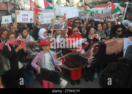 Une MARCHE SILENCIEUSE DES FEMMES DE TUNISIE AUX FEMMES DE PALESTINE - mettez votre cœur sur mon cœur, yammah - Samedi 25 novembre 2023, - lieu des droits de l'homme, situé Avenue Mohamed V à Tunis, en direction du Théâtre Municipal. Organisée par des femmes déterminées, cette marche vise à établir un pont émotionnel entre les femmes de Tunisie et celles de Palestine. Sous le slogan « mettez votre cœur sur mon cœur, yammah », cette approche est une expression de soutien aux femmes palestiniennes qui font face à des défis insurmontables.photo Wassime Mahjoub. Tunis, Tunisie : une marche silencieuse et unie pour les femmes de Pa Banque D'Images