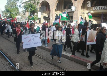 Une MARCHE SILENCIEUSE DES FEMMES DE TUNISIE AUX FEMMES DE PALESTINE - mettez votre cœur sur mon cœur, yammah - Samedi 25 novembre 2023, - lieu des droits de l'homme, situé Avenue Mohamed V à Tunis, en direction du Théâtre Municipal. Organisée par des femmes déterminées, cette marche vise à établir un pont émotionnel entre les femmes de Tunisie et celles de Palestine. Sous le slogan « mettez votre cœur sur mon cœur, yammah », cette approche est une expression de soutien aux femmes palestiniennes qui font face à des défis insurmontables.photo Wassime Mahjoub. Tunis, Tunisie : une marche silencieuse et unie pour les femmes de Pa Banque D'Images