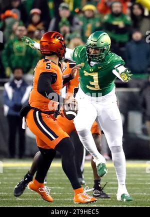 Autzen Stadium, Eugene, OREGON, États-Unis. 24 novembre 2023. Le quarterback DJ Uiagalelei (5) est sous la pression du défensif Brandon Dorlus (3) des Oregon Ducks lors du match de football NCAA entre les Oregon State Beavers et les University of Oregon Ducks au Autzen Stadium, Eugene, OR. Larry C. Lawson/CSM/Alamy Live News Banque D'Images